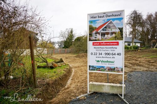 Schild "Hier baut Danhaus" auf unserem Grundstück