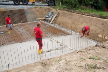 Kellerbau mit glatthaar: Bodenplatte gießen