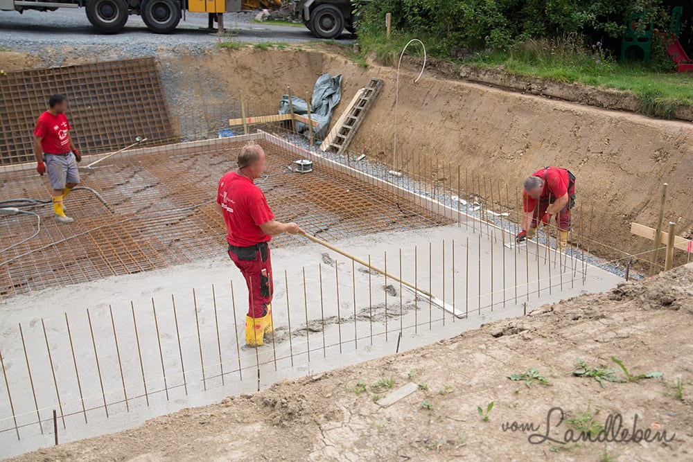 Kellerbau mit glatthaar: Bodenplatte gießen