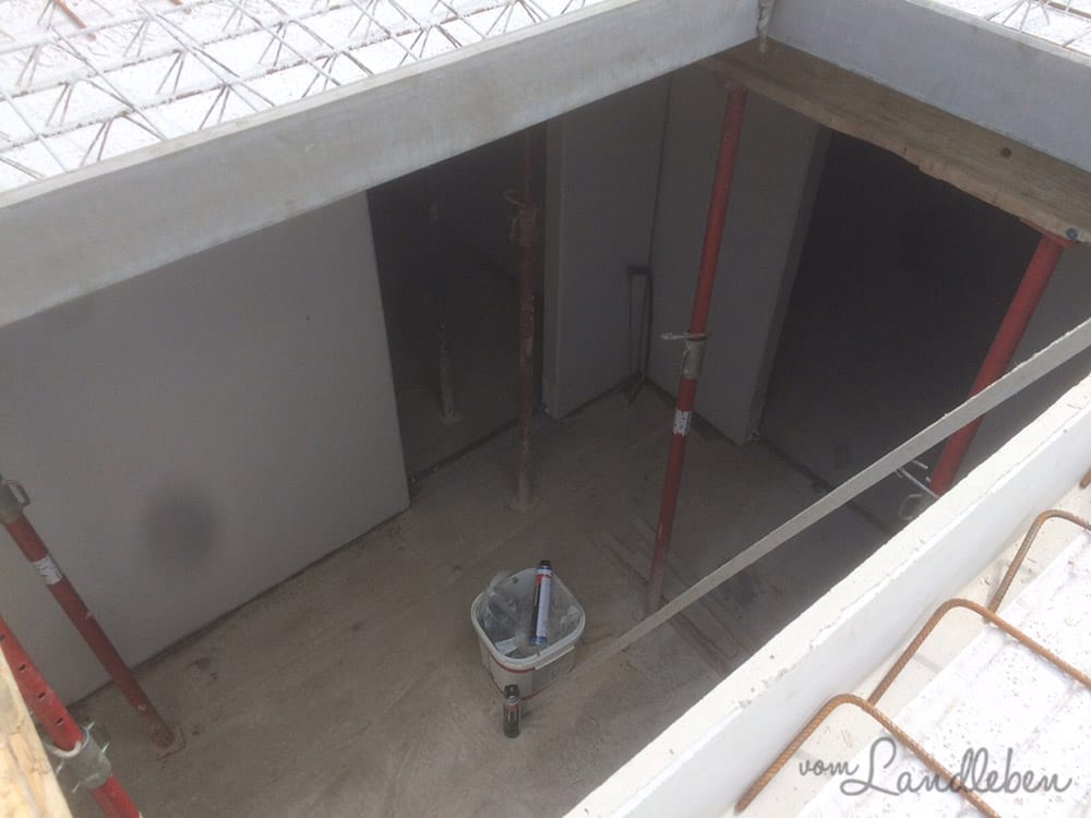 Blick ins Treppenhaus- links geht's in den Haustechnikraum, daneben ins Sportzimmer