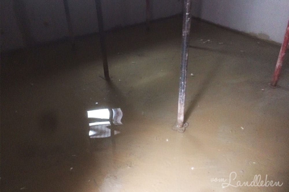 Wasser steht im Keller auf unserer Baustelle