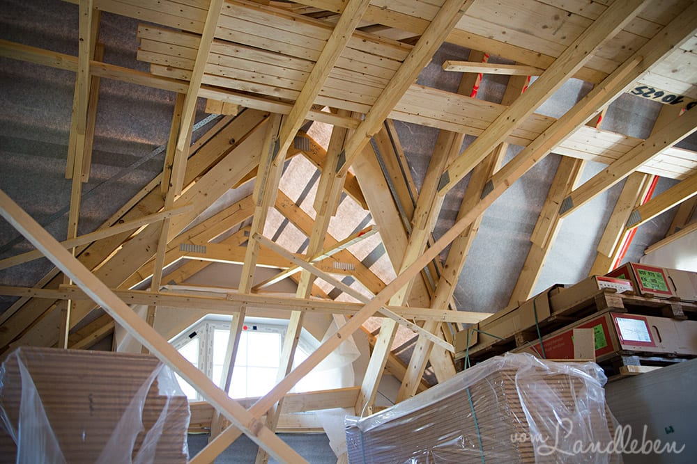 Der Blick in Richtung Gaube, die sich über der Treppe im Flur befindet wird