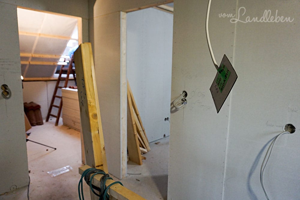 Die linke Tür führt in mein Arbeitszimmer, die rechte in das Zimmer des Besten. Vorne ist die Treppe zu erahnen