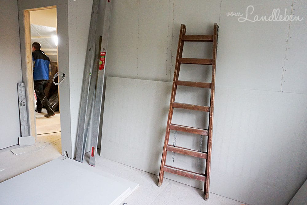 Blick vom Schlafzimmer in den Flur. In die Nische, wo die Leiter lehnt, kommt der Kleiderschrank