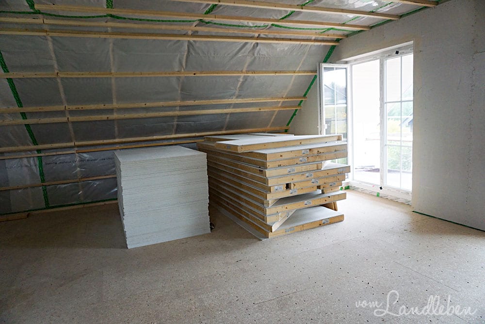 Die Innenwände werden mit einer zweiten Schicht Fermecall-Platten verstärkt (linker Stapel)