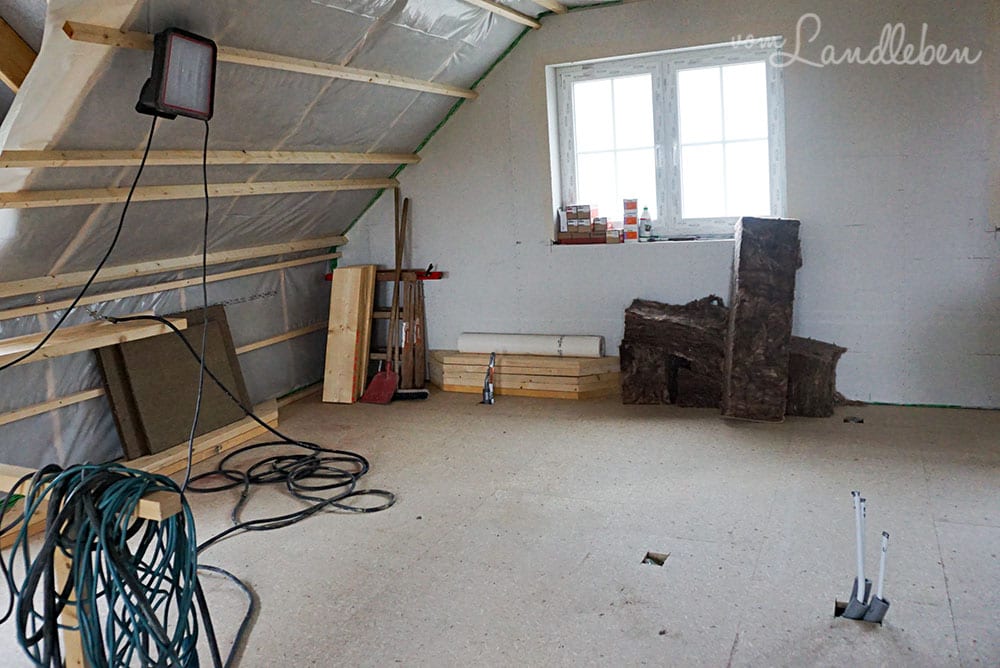 Vorne rechts kommt der Frischwasser für die Dusche aus dem Boden