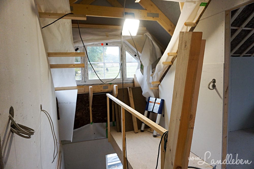 Auch die Wandbeleuchtung auf der Treppe wurde vorbereitet