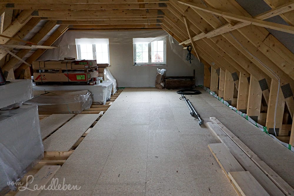 Von meinem Arbeitszimmer aus fotografiert: das linke Fenster gehört zum Bad, das rechte zum Schlafzimmer