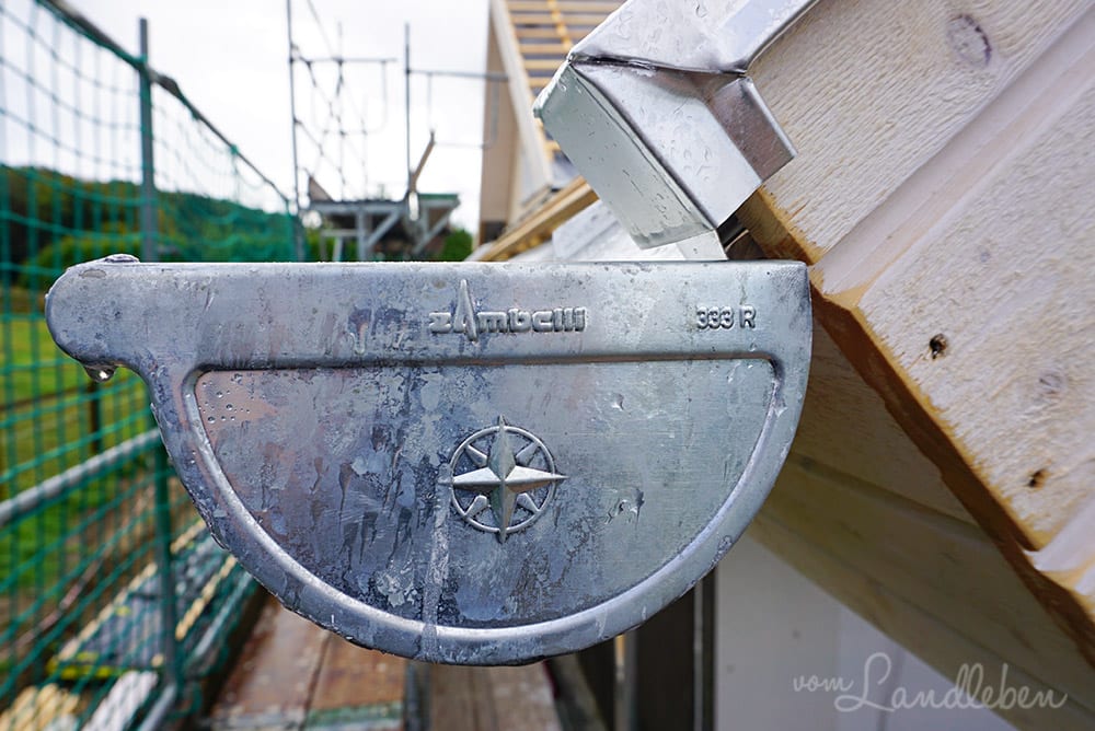 Hausbau mit Danhaus: die Regenrinnen sind da