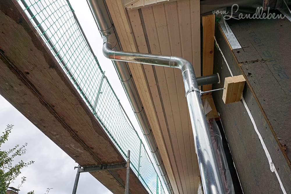 Hausbau mit Danhaus: die Regenrinnen sind da