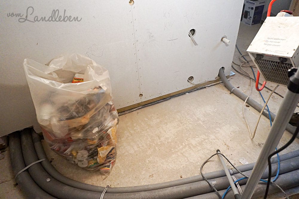 Rohre (und ein unglaublich fotogener Müllsack) in der Küche