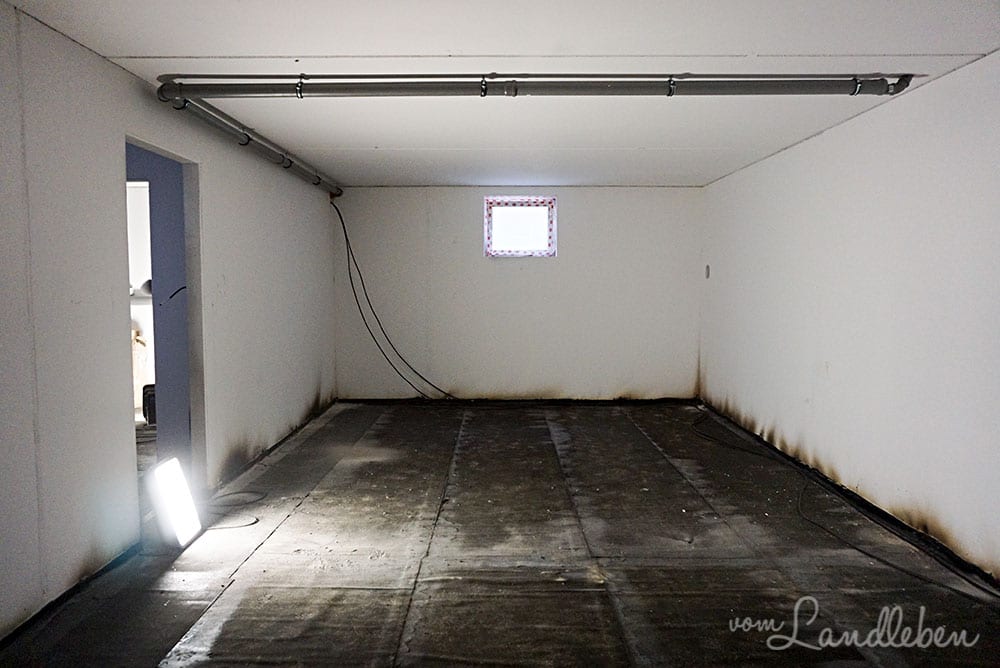 Das Abwasser der Küche wird an der Kellerdecke entlang in den Hauswirtschaftsraum geleitet