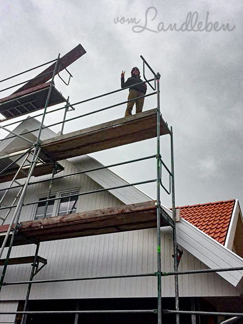 Hausbau: die Bauherrin auf dem Gerüst