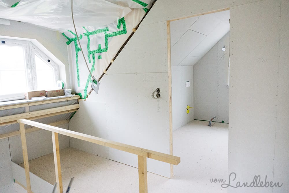 Flur und Gaube mit Blick ins Badezimmer