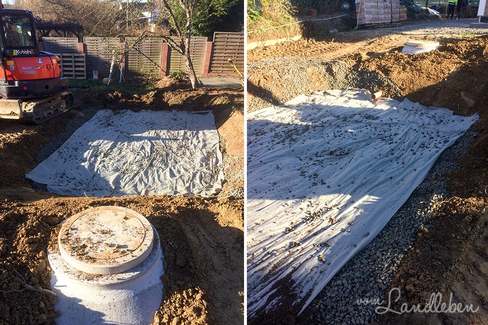 Die 30cm tiefe Mulde wurde dünn mit Kies ausgestreut, darüber kommt ein spezielles Filtervlies, dann wieder Erde