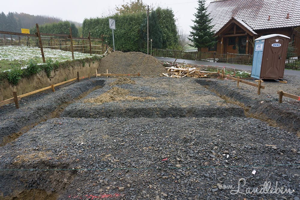 Ja, die Garage wird groß. *hust* Eine Dreifachgarage von 9m Breite und 6m Länge.