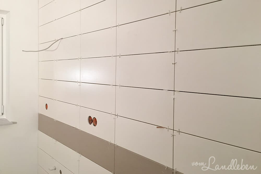 Die Wand mit dem Waschtisch