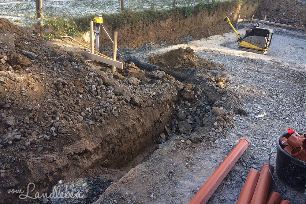 Das Wasser aus den Regenrohren der Garage mündet in die Regenrohre des Hauses