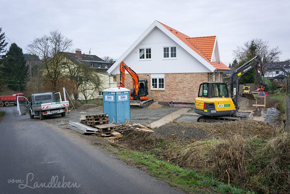 Hausbau mit Danhaus: so viele Bagger auf dem Grundstück...