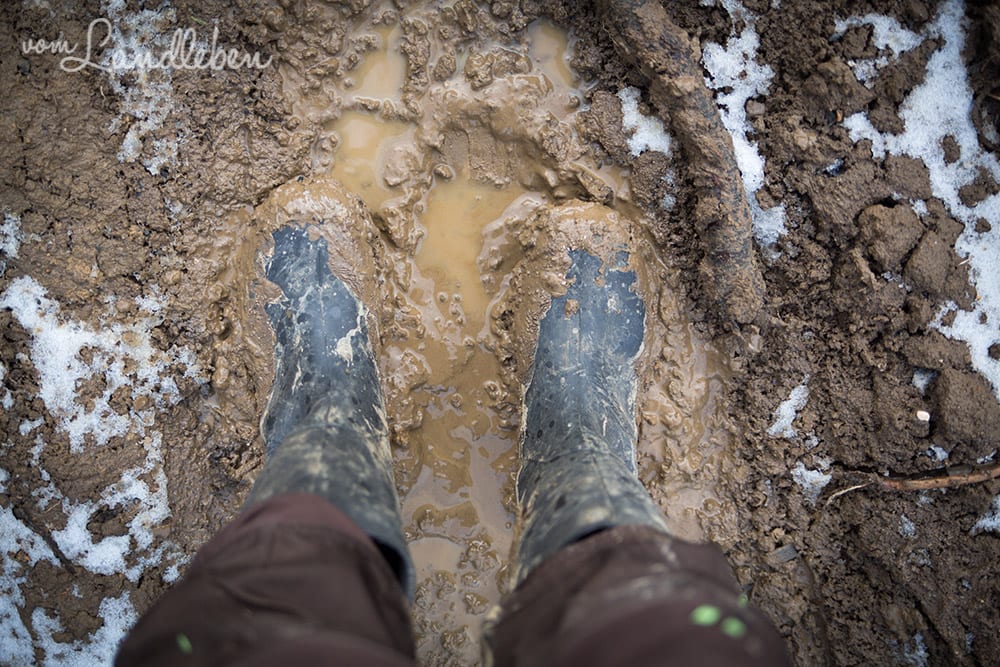 Gummstiefel im Schlamm