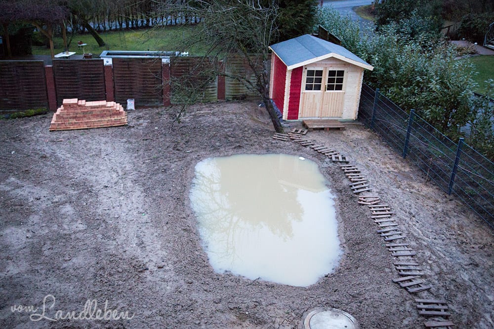 Unser Garten im Februar 2017: Wasser in der Mulde