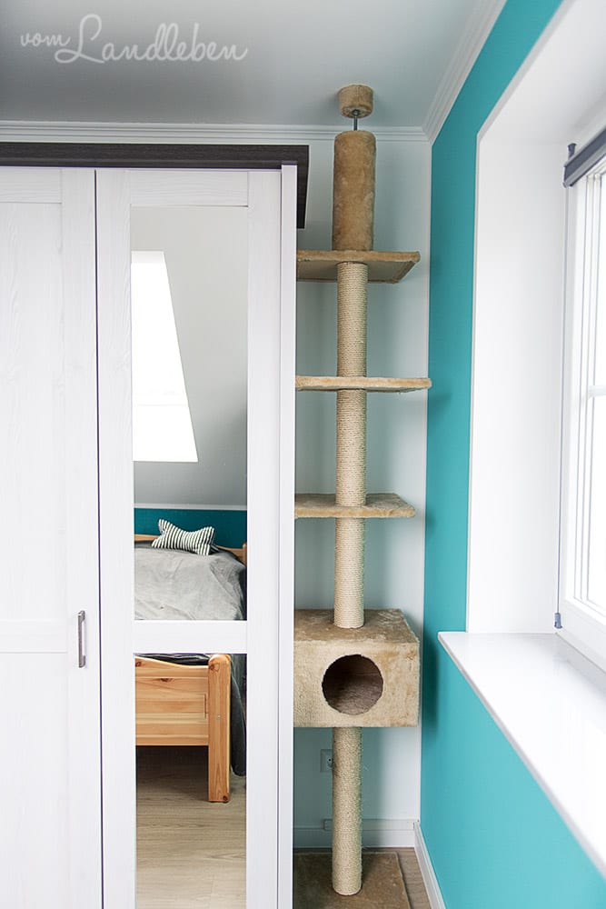 Julis Kratzbaum in unserem Schlafzimmer