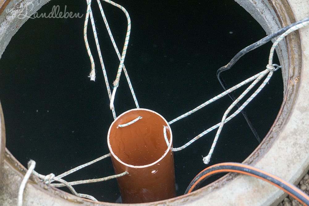 Einbau der Pumpe in die Zisterne