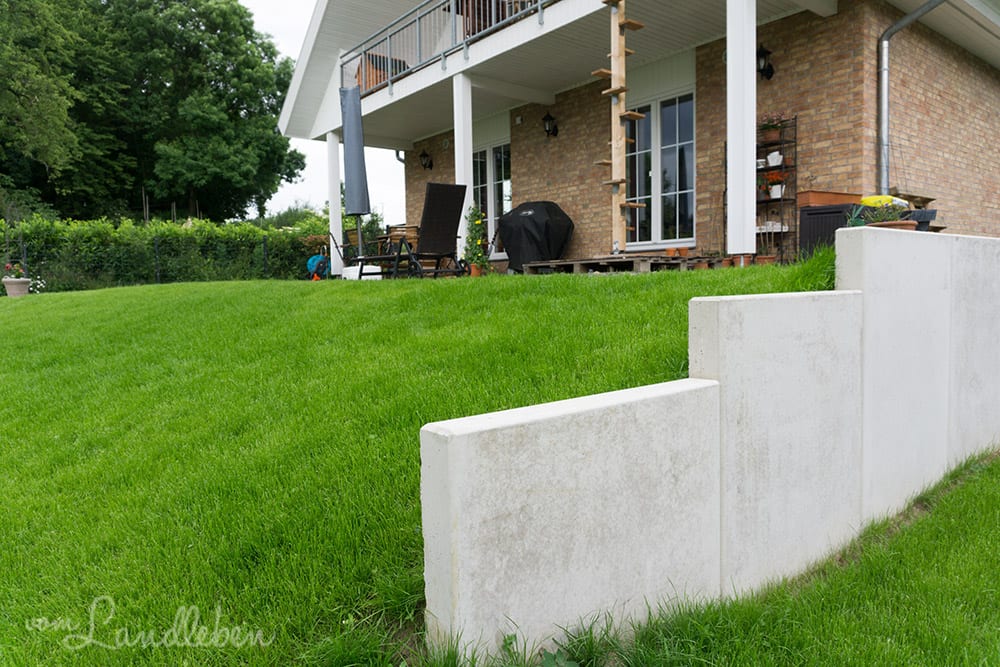 Terrassenabstützung mit L-Steinen