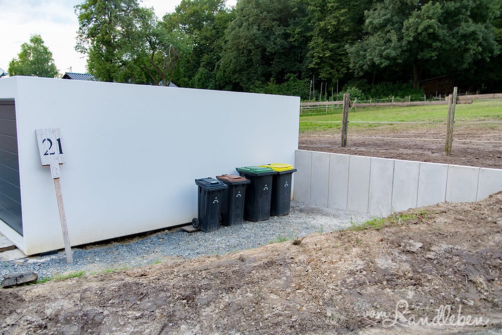 Der Mülltonnenstellplatz entsteht