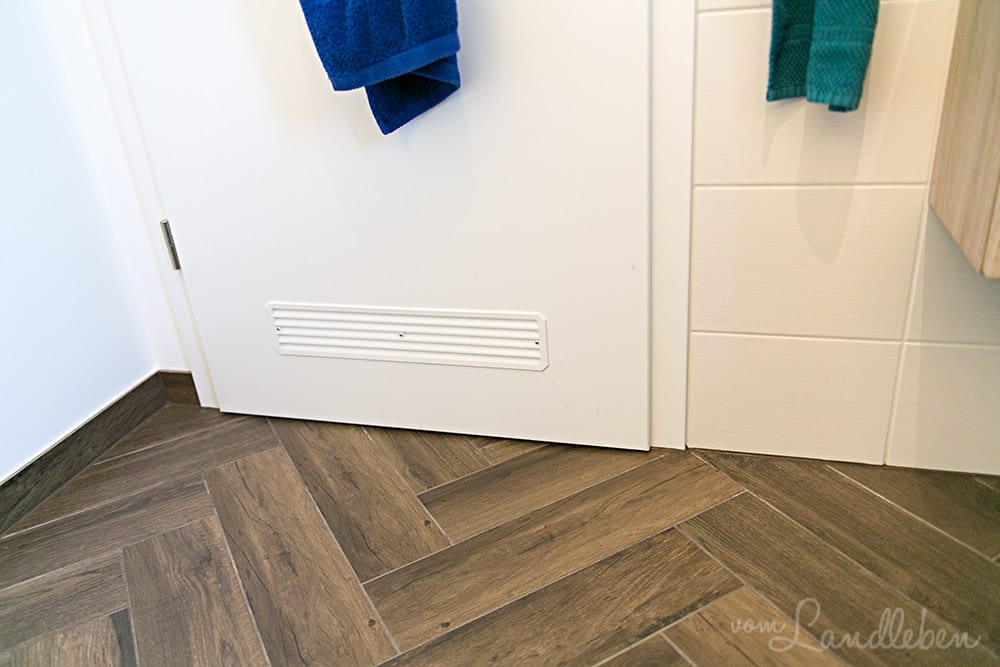 Danhaus: Entlüftungsgitter in der Tür im Gäste-WC