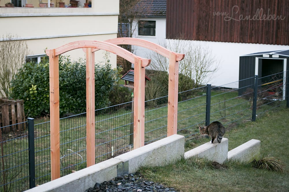 Laubengang und Holzzaun an der Terrasse – Montage