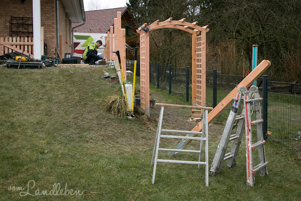 Laubengang und Holzzaun an der Terrasse – Montage