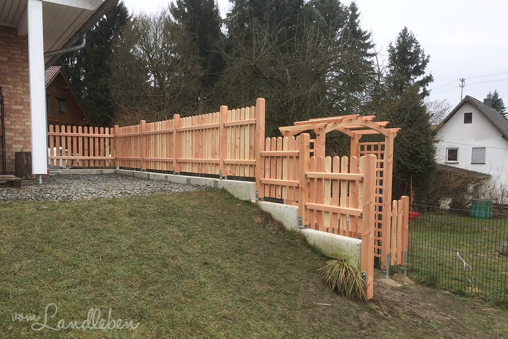 Laubengang und Holzzaun an der Terrasse – Montage
