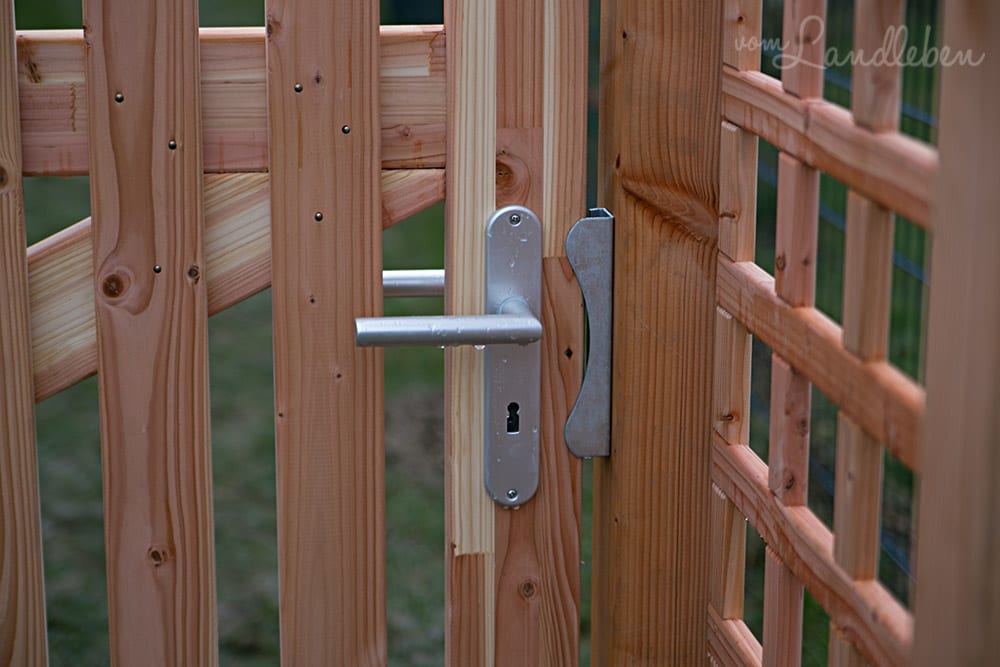 Laubengang und Holzzaun an der Terrasse