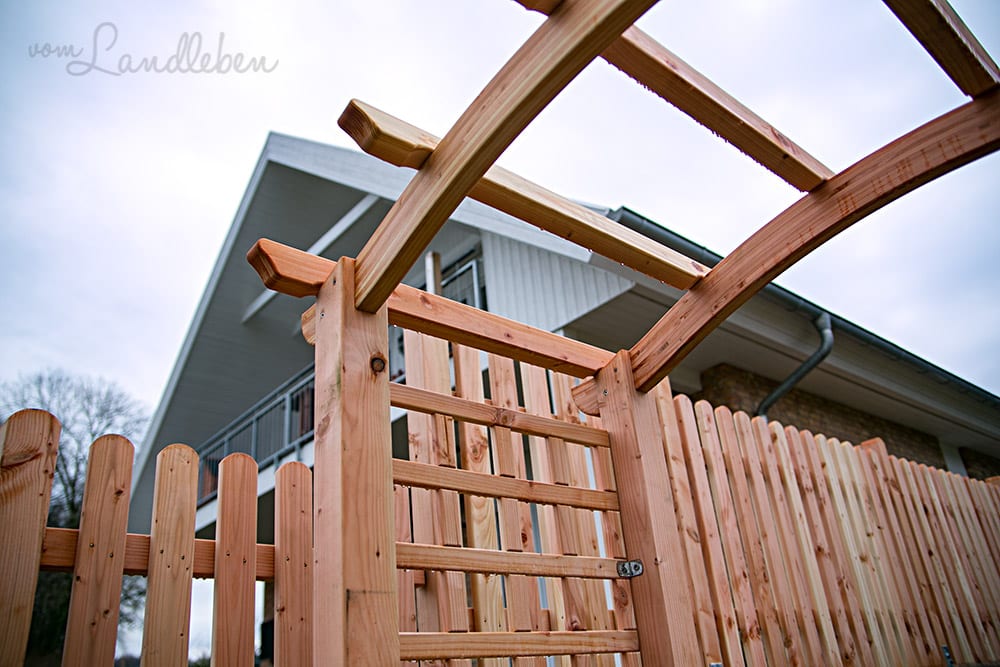 Laubengang und Holzzaun an der Terrasse
