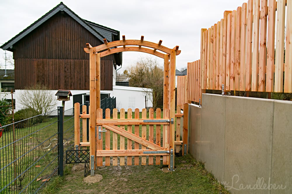Laubengang und Holzzaun an der Terrasse