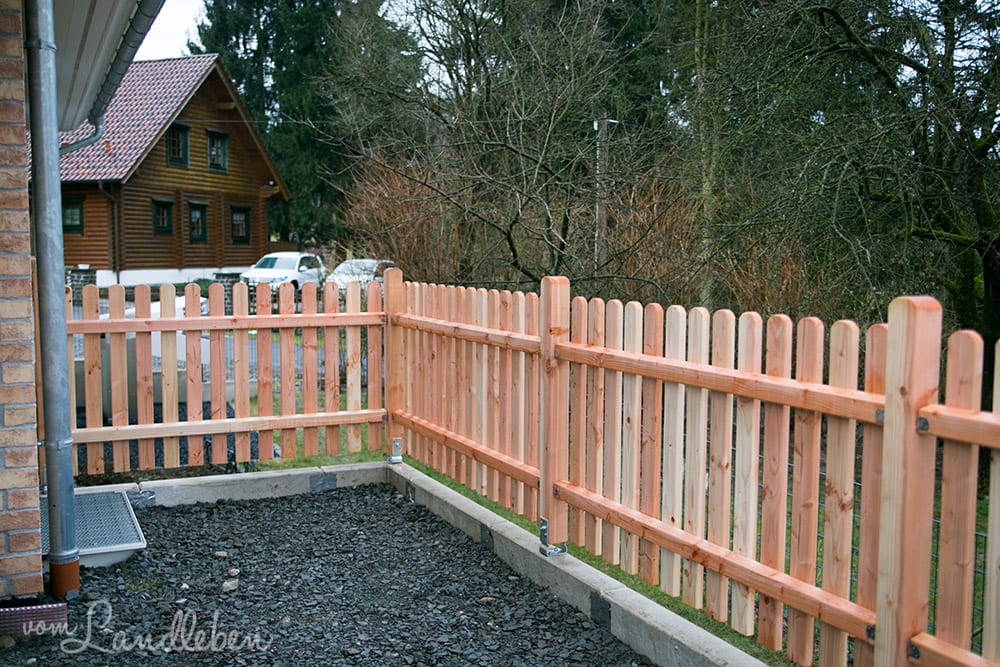 Laubengang und Holzzaun an der Terrasse