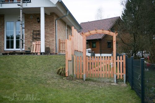 Laubengang und Holzzaun an der Terrasse