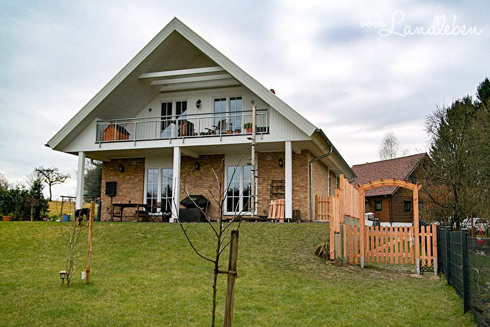 Laubengang und Holzzaun an der Terrasse