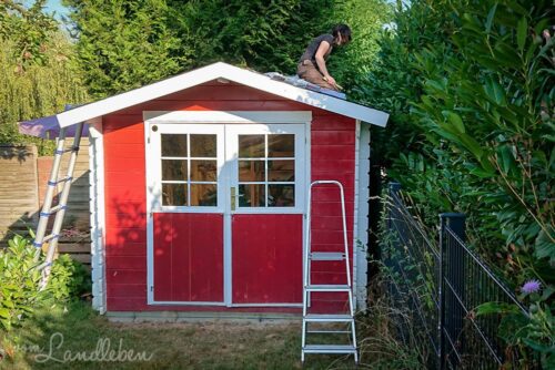 Dachdecken beim Gartenhäuschen
