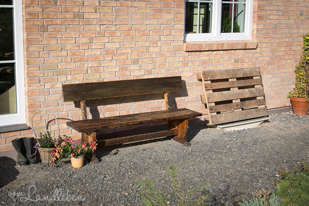 Restaurierte Holzbank