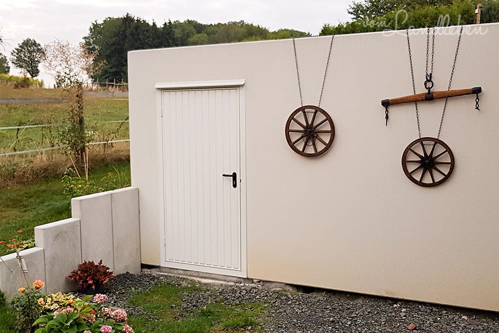 Wagenräder an der Garagenwand