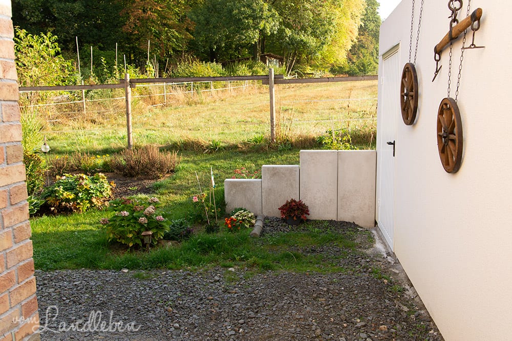 Mittelgarten und Garage im September 2018