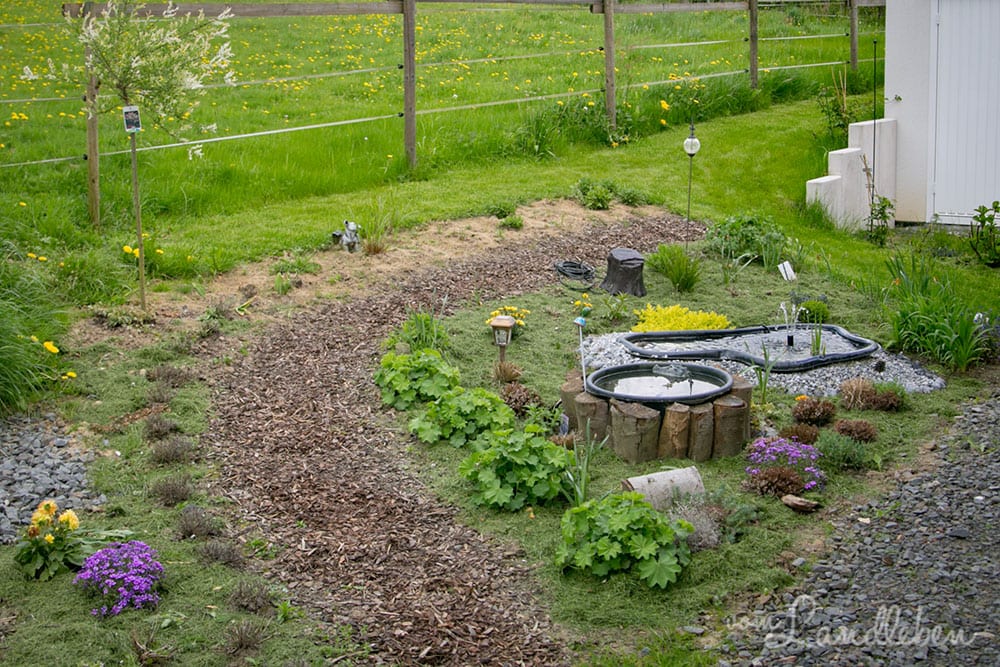 Mit Rasenschnitt gemulchte Beete