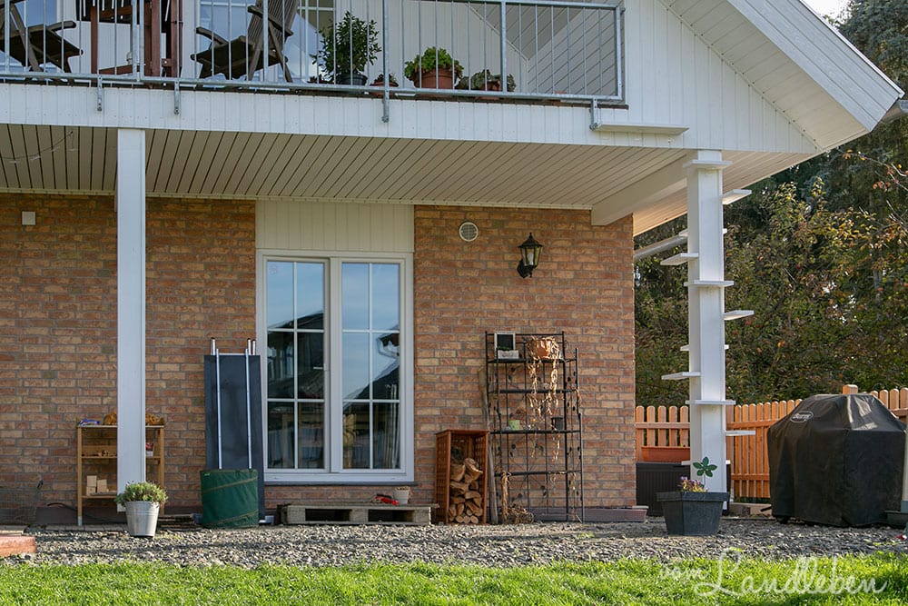 Terrasse mit neuer Katzentreppe im November 2018