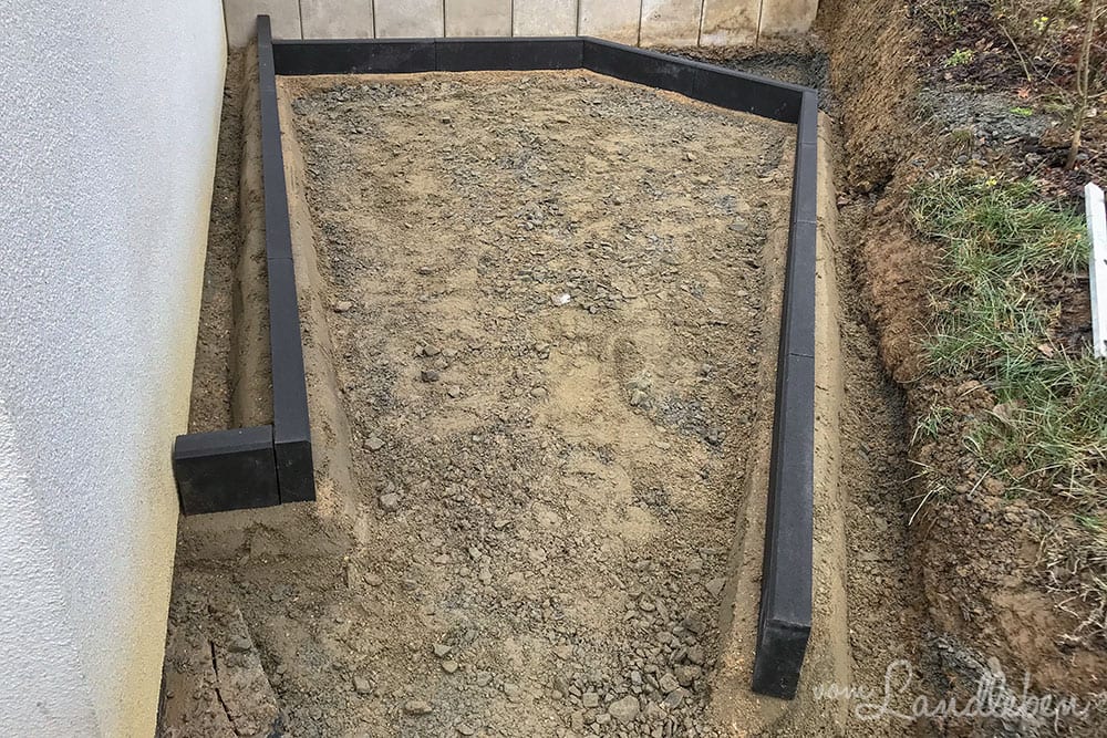 Kantsteine im Heckengarten