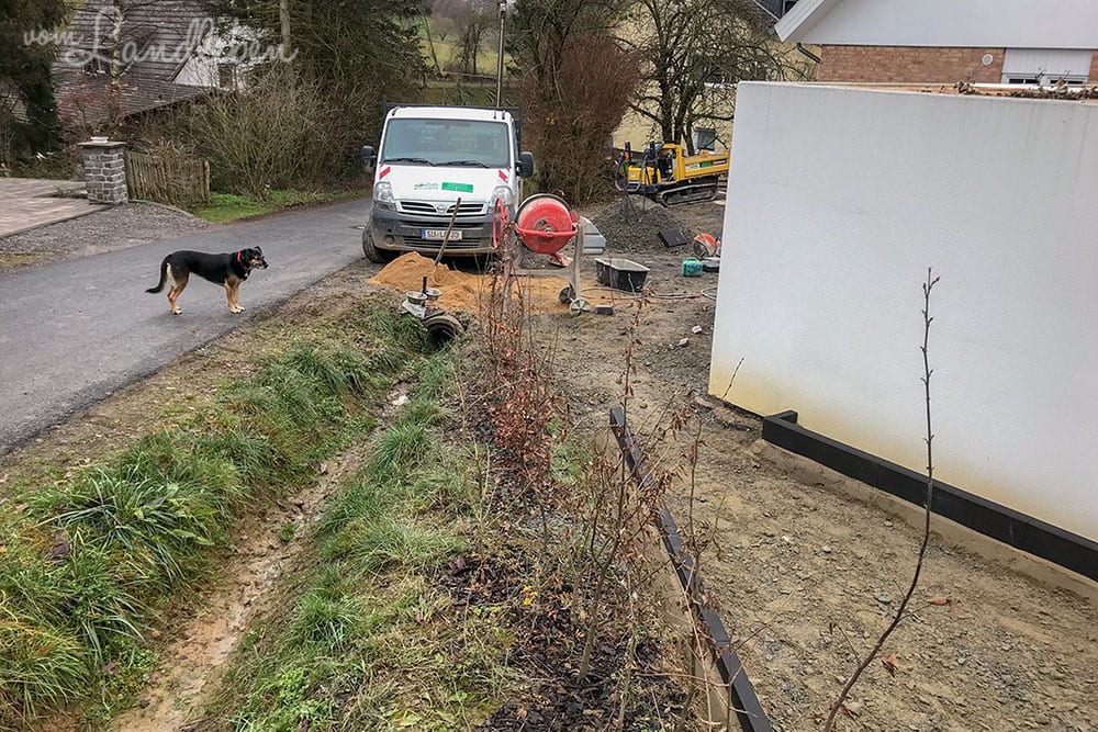 Kantsteine im Heckengarten