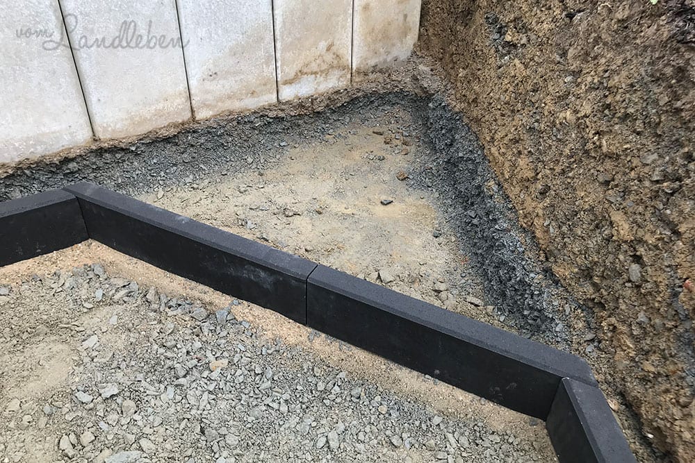 Kantsteine im Heckengarten