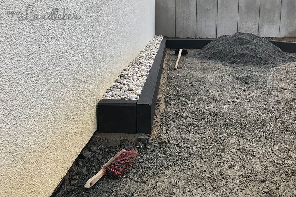 Pflastern: Spritzschutz an der Garage