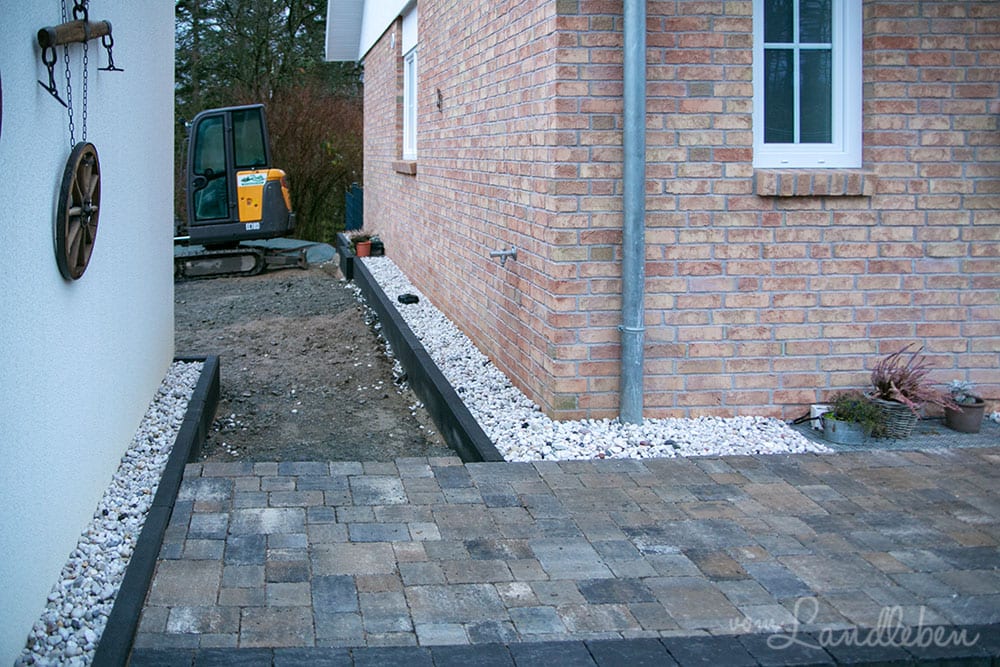 Pflastern: Kiesstreifen an der Hauswand